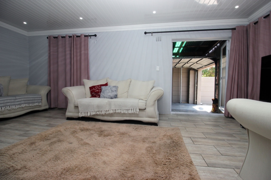 2 Bedroom Property for Sale in Elsies River Western Cape